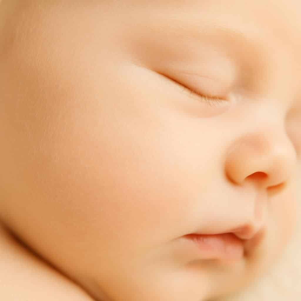 Découvrez comment reconnaître et gérer les éruptions cutanées, boutons et autres problèmes de peau courants chez le bébé pour assurer son confort et sa santé.